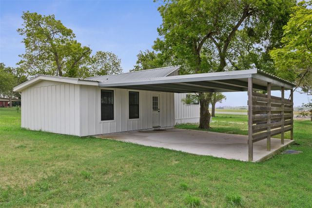 5530 Us Highway 90a W, Shiner, TX 77984
