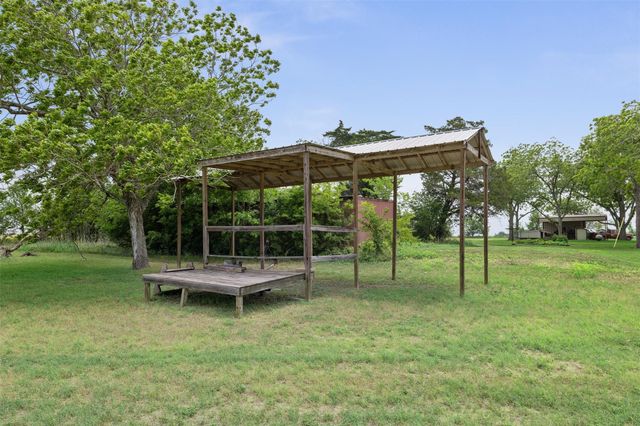 5530 Us Highway 90a W, Shiner, TX 77984