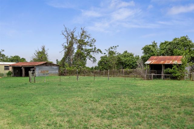5530 Us Highway 90a W, Shiner, TX 77984