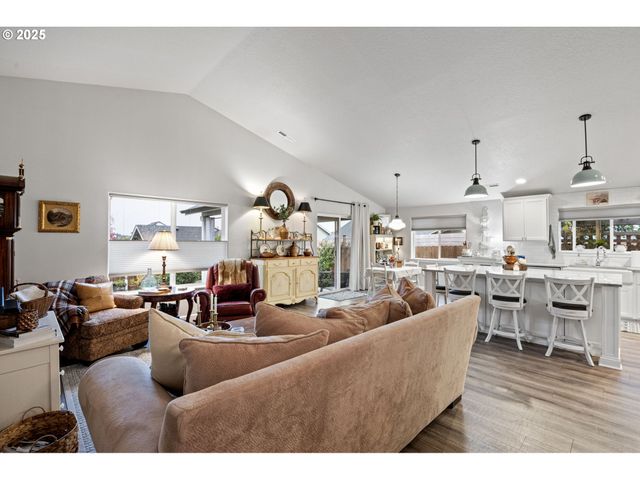 368 HILLEGAS Ave, Creswell, OR 97426