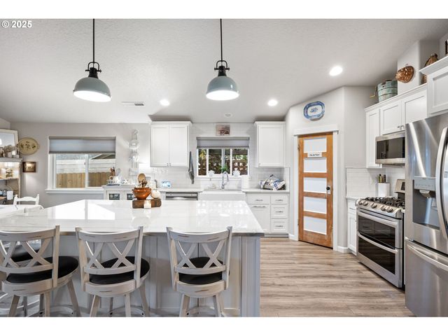 368 HILLEGAS Ave, Creswell, OR 97426