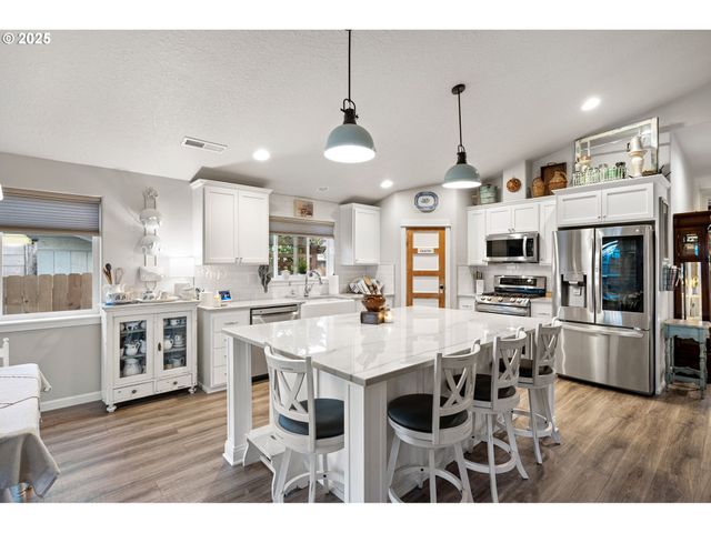 368 HILLEGAS Ave, Creswell, OR 97426