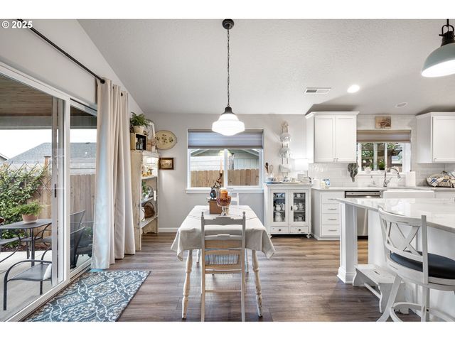 368 HILLEGAS Ave, Creswell, OR 97426