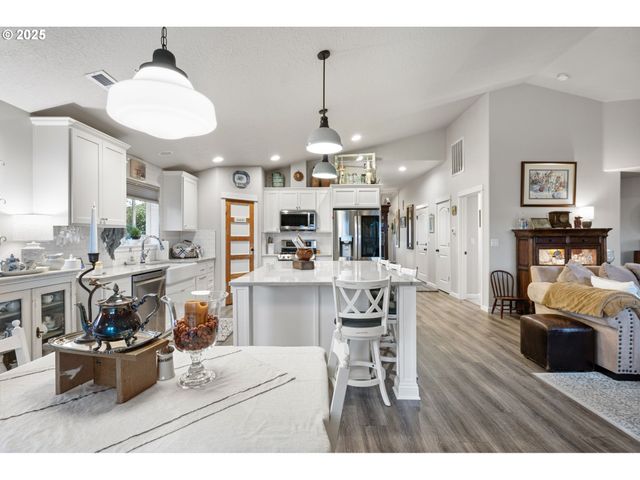 368 HILLEGAS Ave, Creswell, OR 97426