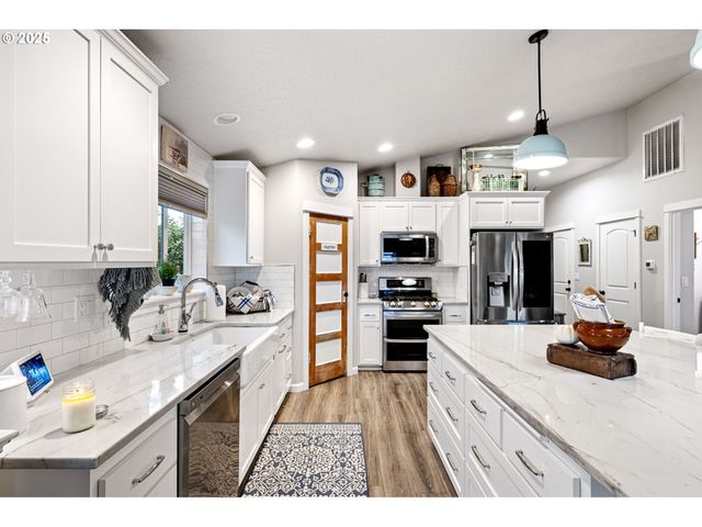 368 HILLEGAS Ave, Creswell, OR 97426