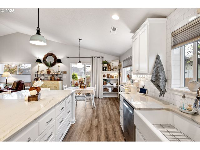 368 HILLEGAS Ave, Creswell, OR 97426