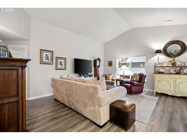 368 HILLEGAS Ave, Creswell, OR 97426