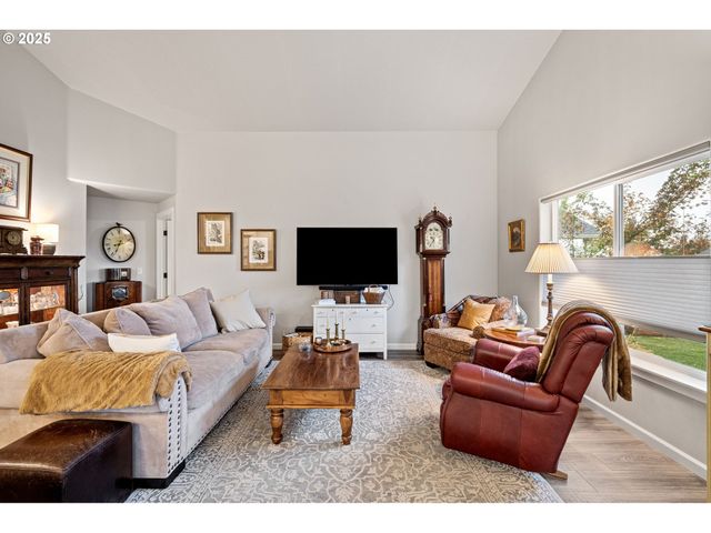 368 HILLEGAS Ave, Creswell, OR 97426