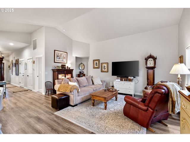 368 HILLEGAS Ave, Creswell, OR 97426