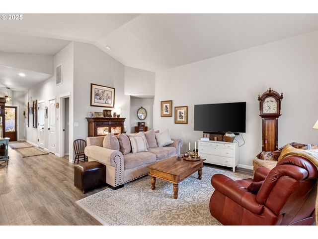 368 HILLEGAS Ave, Creswell, OR 97426