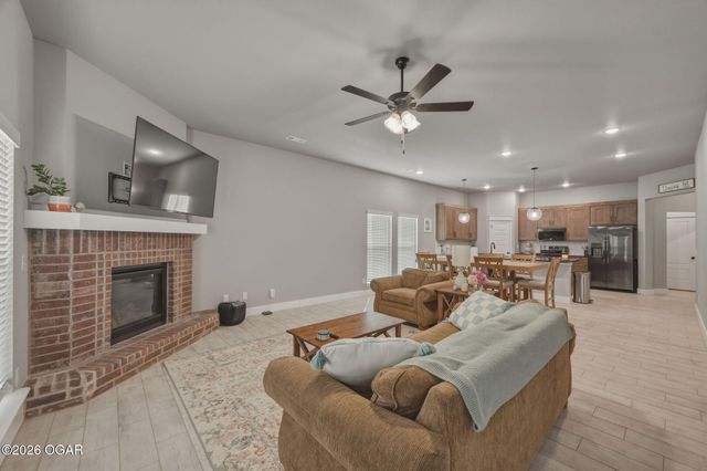 340 E Greystone Square, Webb City, MO 64870