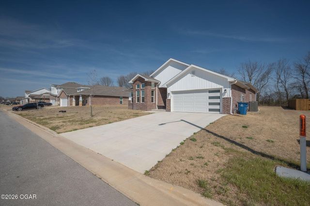 340 E Greystone Square, Webb City, MO 64870