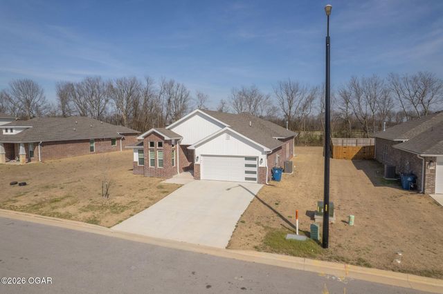 340 E Greystone Square, Webb City, MO 64870