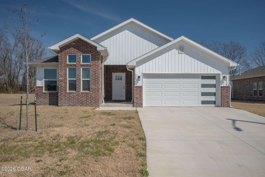 340 E Greystone Square, Webb City, MO 64870