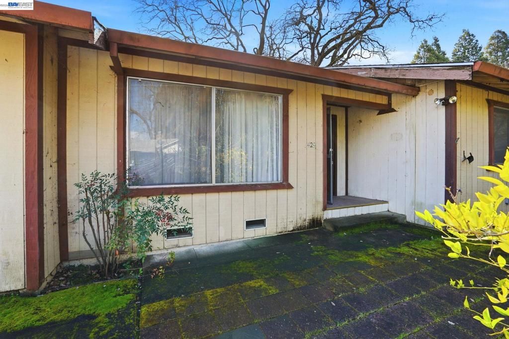 Image 3 of property listing at 425 Coffield Ave, Napa, CA 94558