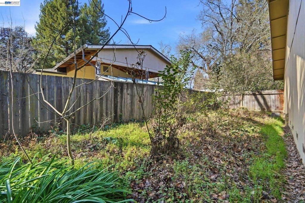 Image 32 of property listing at 425 Coffield Ave, Napa, CA 94558