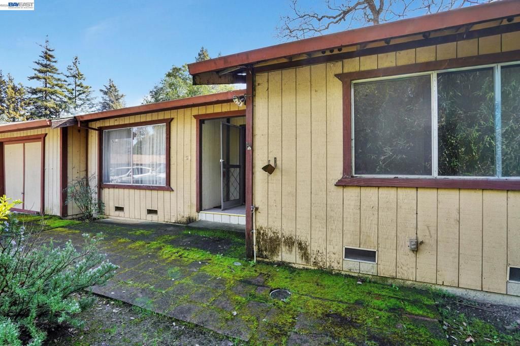 Image 4 of property listing at 425 Coffield Ave, Napa, CA 94558