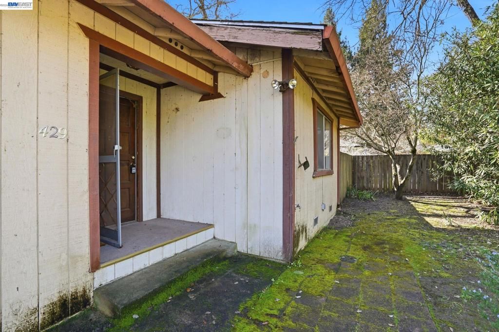Image 5 of property listing at 425 Coffield Ave, Napa, CA 94558