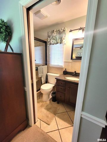 2753 N Stanford Road, Flora, IL 62839