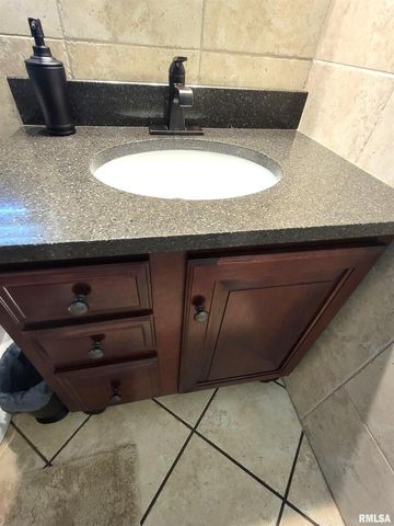 2753 N Stanford Road, Flora, IL 62839