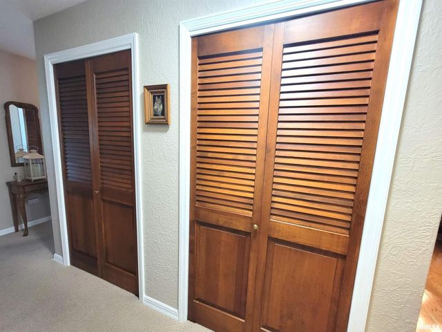 2753 N Stanford Road, Flora, IL 62839