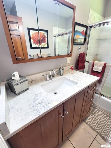 2753 N Stanford Road, Flora, IL 62839