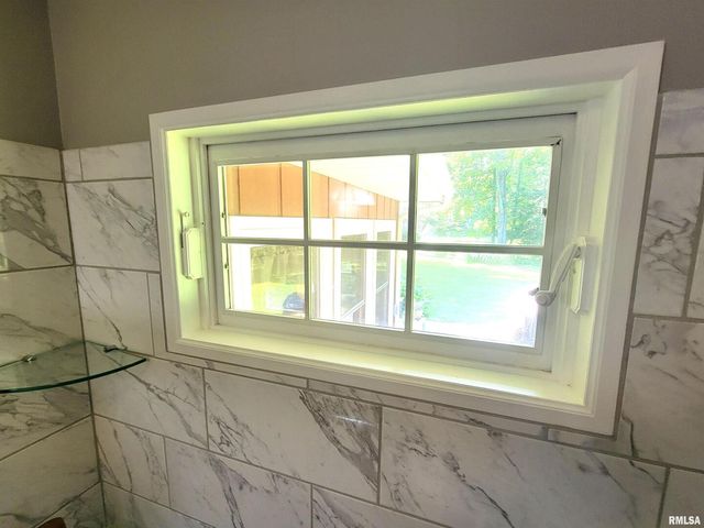 2753 N Stanford Road, Flora, IL 62839