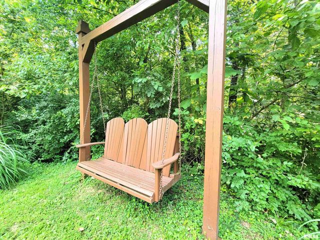 2753 N Stanford Road, Flora, IL 62839