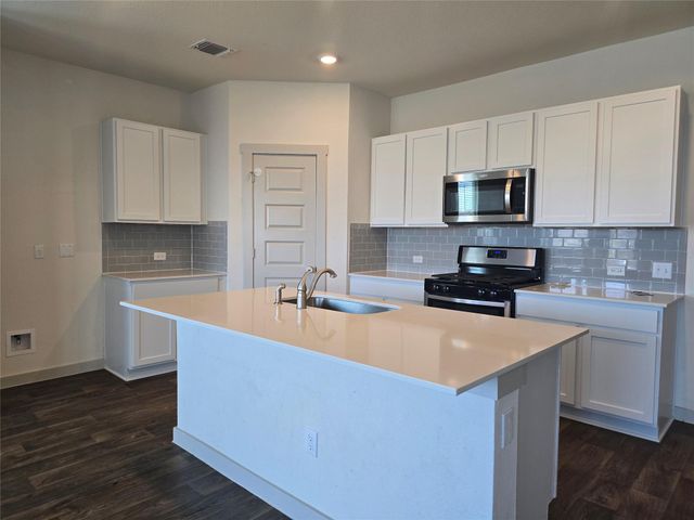 200 Lavaca River LN, Hutto, TX 78634