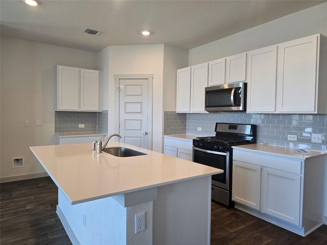 200 Lavaca River LN, Hutto, TX 78634