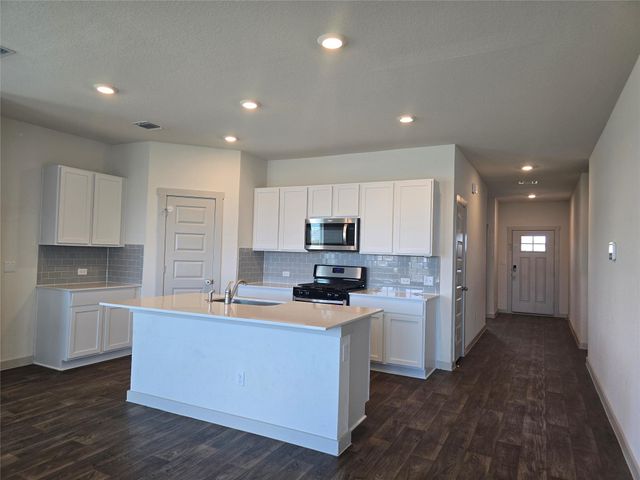 200 Lavaca River LN, Hutto, TX 78634