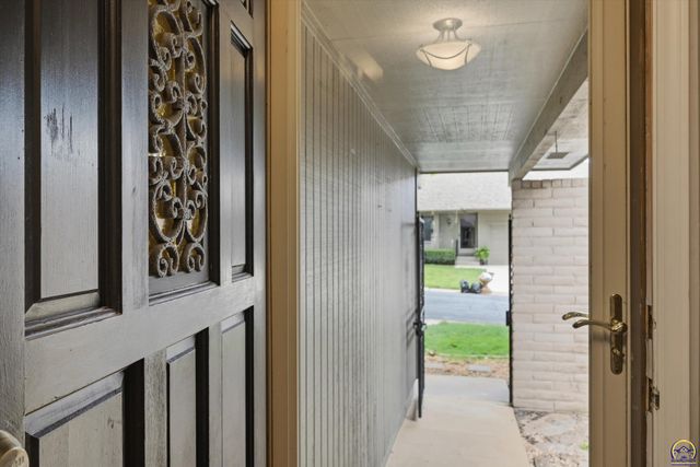 5500 SW Stonegate CT, Topeka, KS 66606
