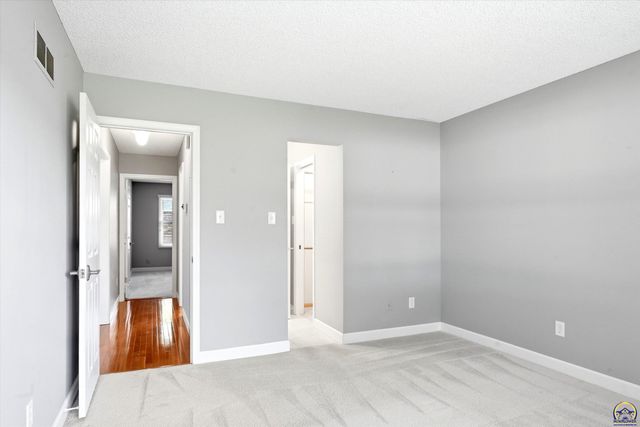 5500 SW Stonegate CT, Topeka, KS 66606