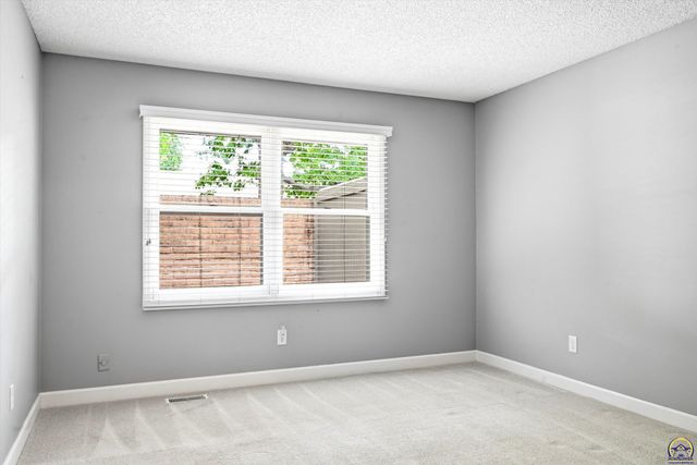 5500 SW Stonegate CT, Topeka, KS 66606