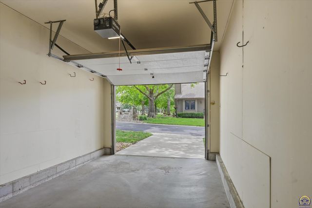 5500 SW Stonegate CT, Topeka, KS 66606