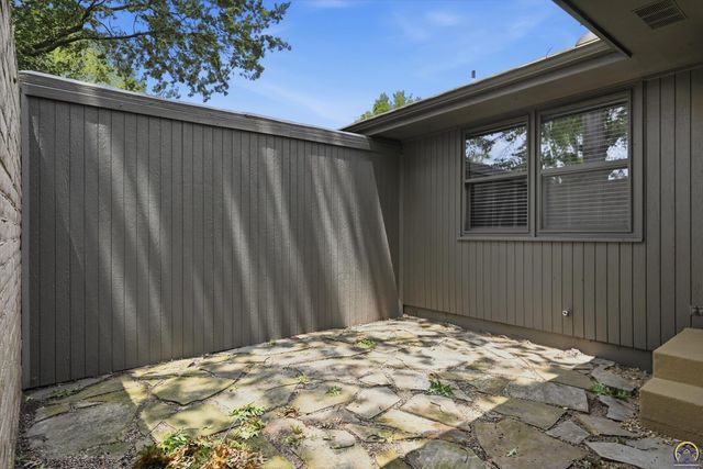 5500 SW Stonegate CT, Topeka, KS 66606