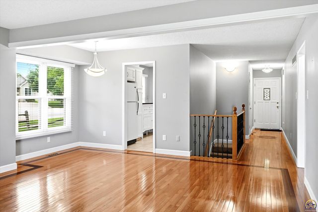 5500 SW Stonegate CT, Topeka, KS 66606