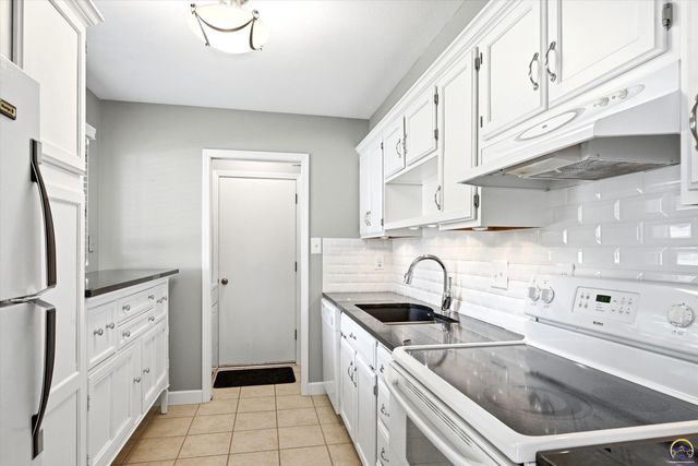 5500 SW Stonegate CT, Topeka, KS 66606