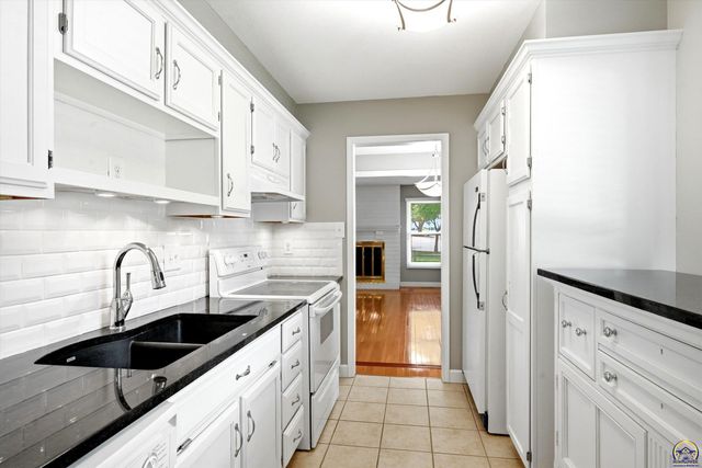 5500 SW Stonegate CT, Topeka, KS 66606