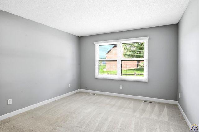 5500 SW Stonegate CT, Topeka, KS 66606