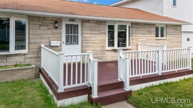 1020 S 18th Street, Escanaba, MI 49829