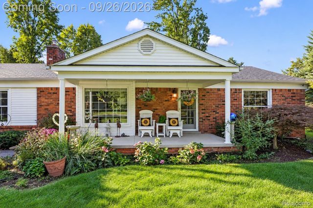 411 Maplehill Road, Rochester Hills, MI 48306