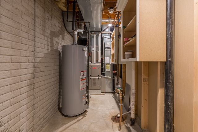 1955 Plum Tree Road, Bettendorf, IA 52722