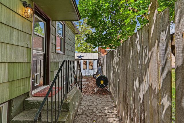 1121 E Carlisle Ave, Spokane, WA 99207