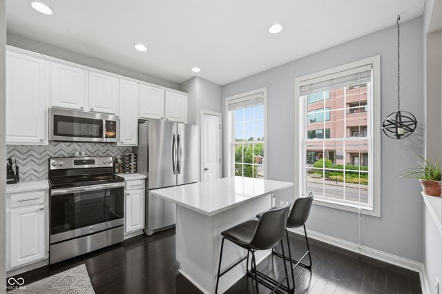 240 N New Jersey Street, Indianapolis, IN 46204