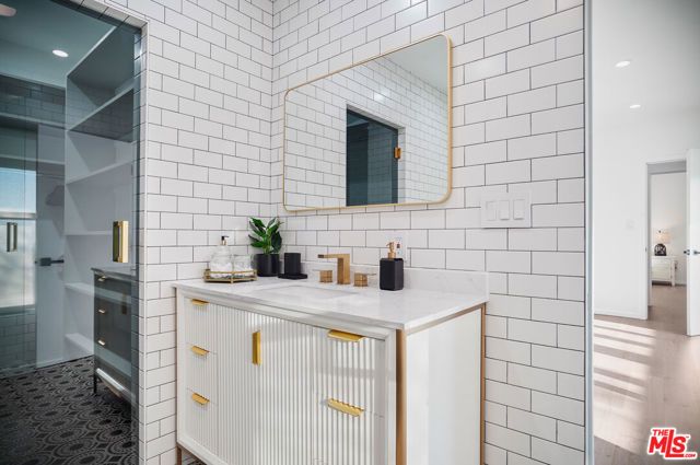 1701 Viewmont Drive, Los Angeles, CA 90069