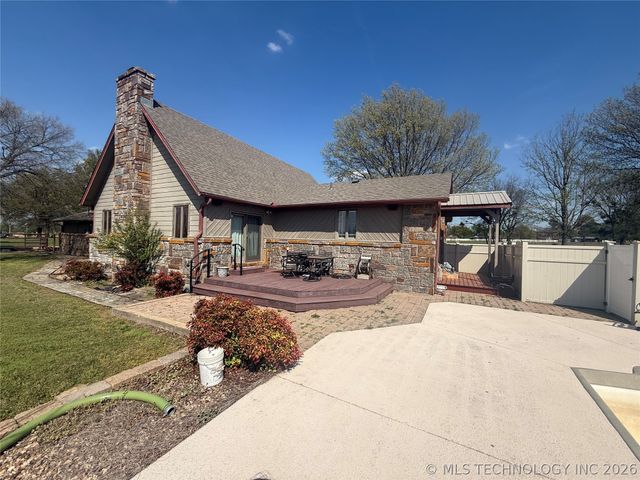 1407 N 8th Street, Henryetta, OK 74437