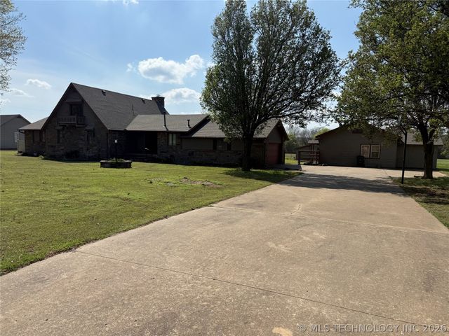 1407 N 8th Street, Henryetta, OK 74437