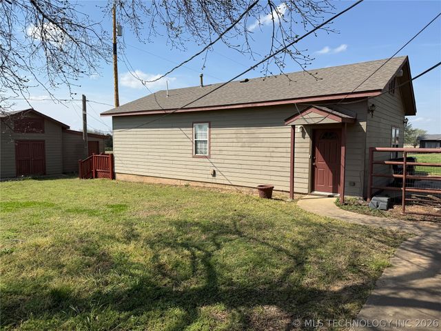 1407 N 8th Street, Henryetta, OK 74437