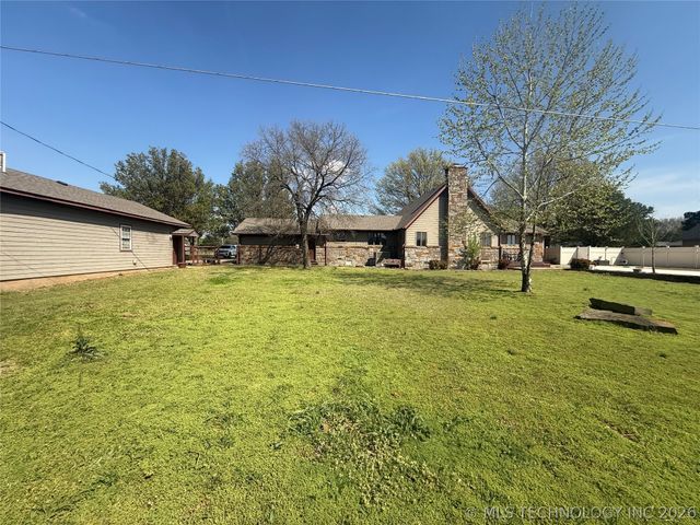 1407 N 8th Street, Henryetta, OK 74437